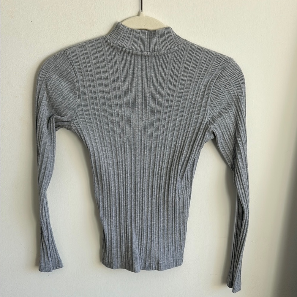 Brandy Melville | Grey Fitted Turtleneck Long Sleeve - Picture 3 of 4